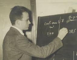 Foto de César Lattes jovem escrevendo em um quadro-negro